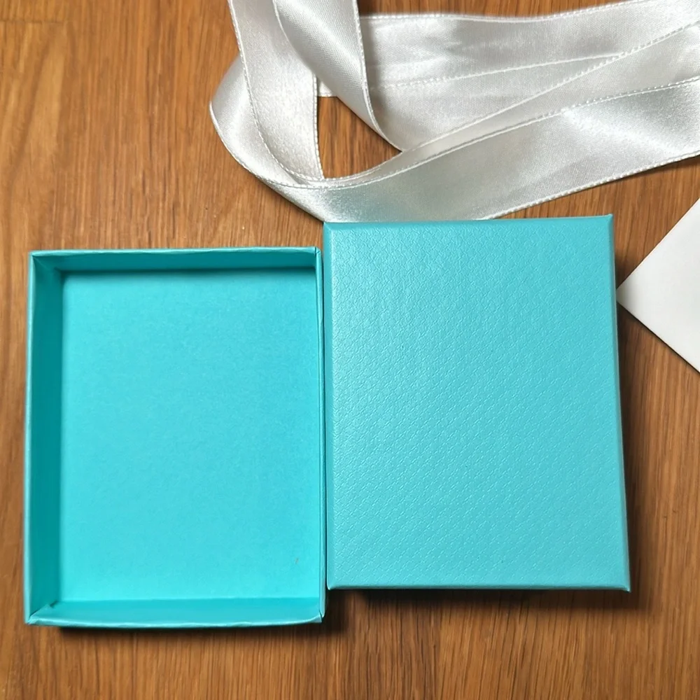 Tiffany packaging: blue box, gift card, envelope, ribbon, bag and shipping box - Picture 4 of 11